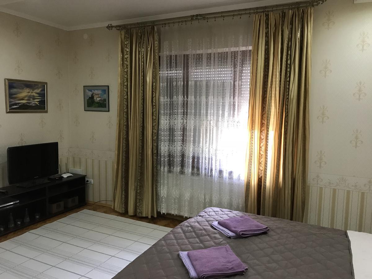 Large Apartment In The City Center Мукачево Екстер'єр фото