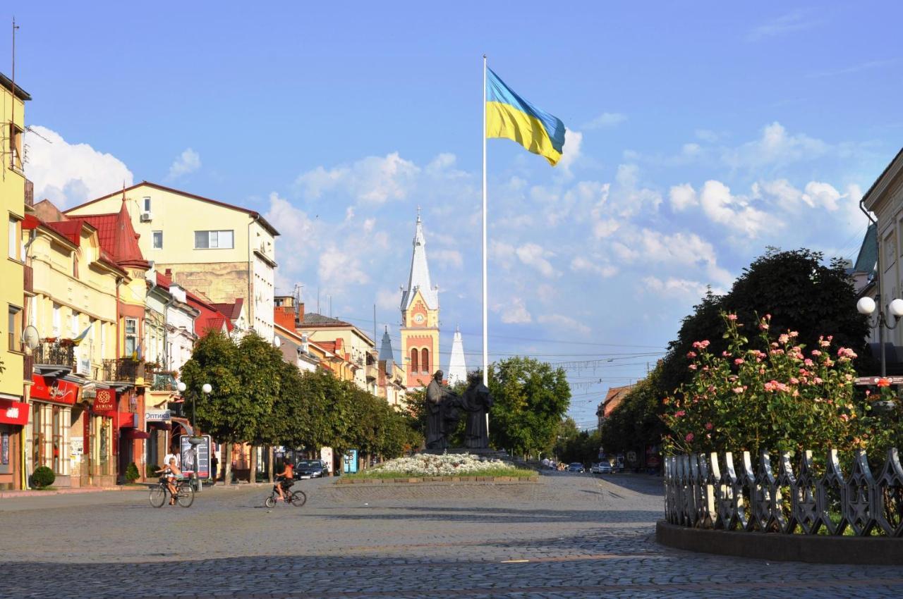 Large Apartment In The City Center Мукачево Екстер'єр фото